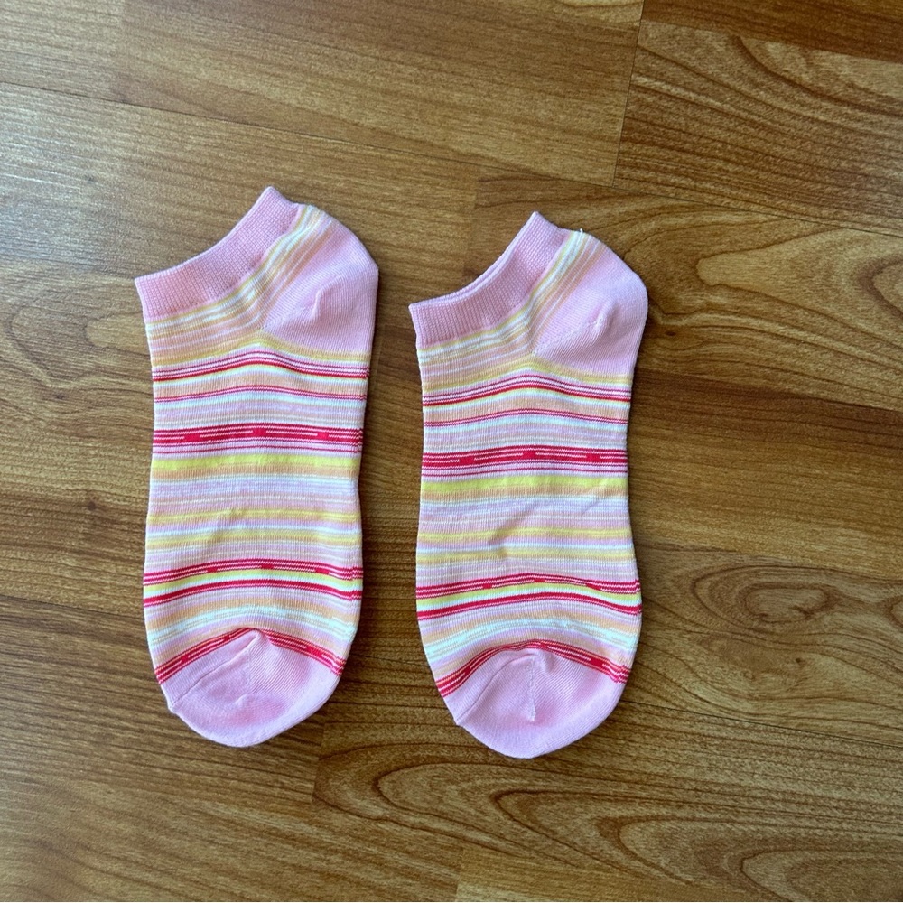Free item: Pink no show socks